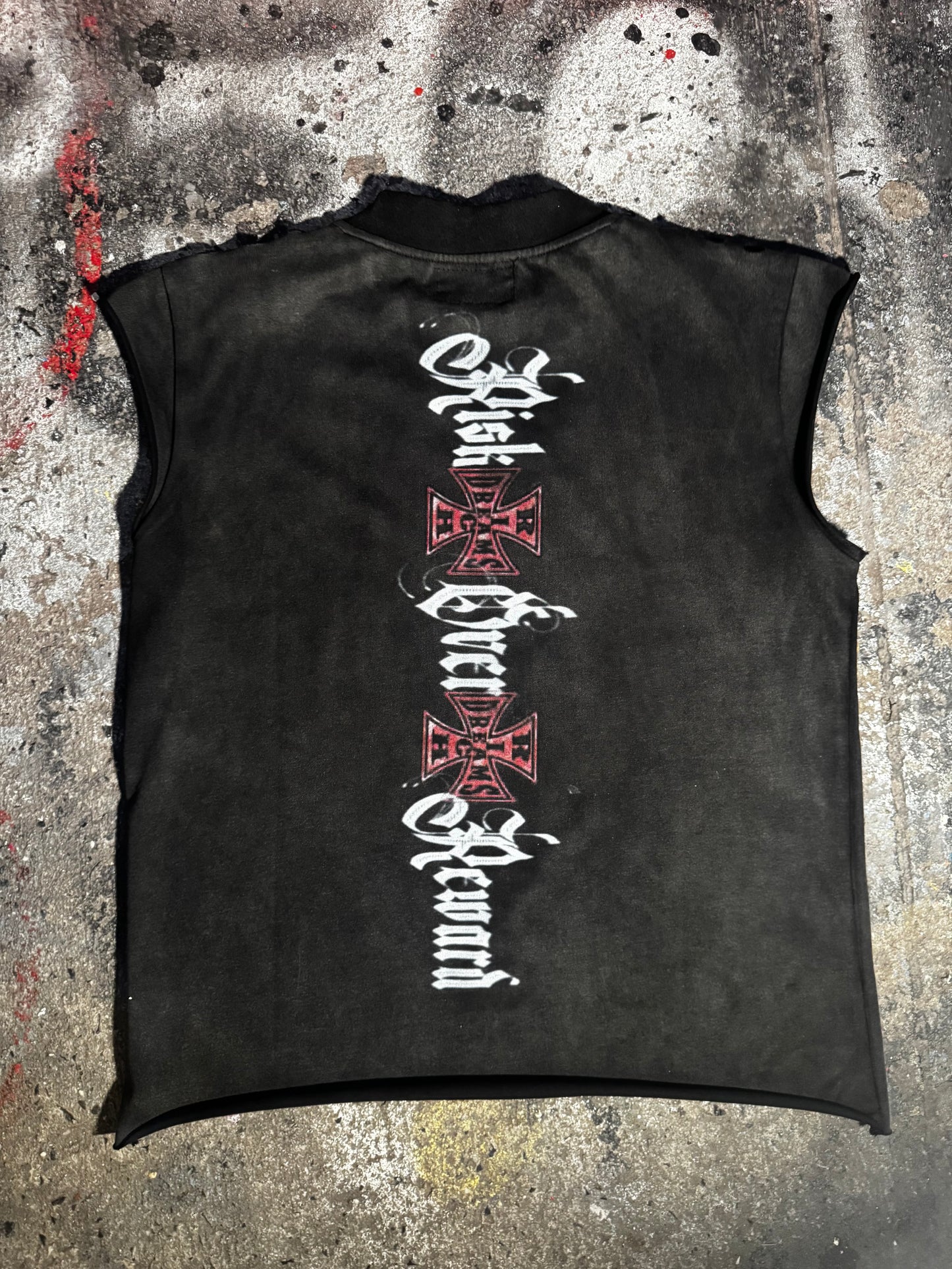 "002 FEARLESS SLEEVELESS TEE"